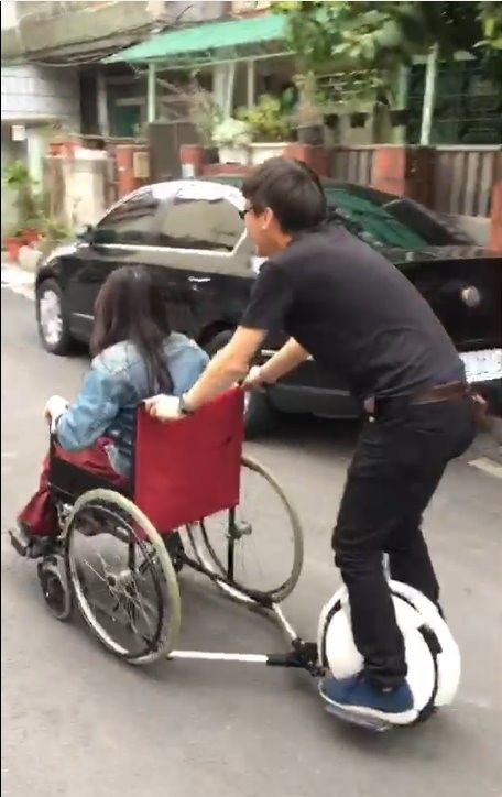 Stražnja hodalica za invalidska kolica